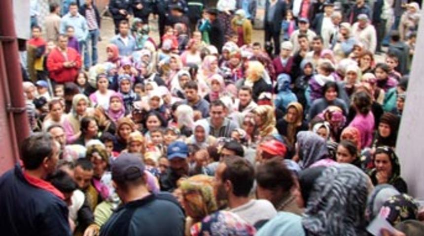 Kumanya dağıtımında izdiham yaşandı