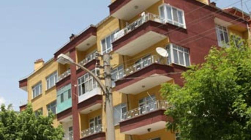 Kocası ellerinin arasından kayarak &ouml;ld&uuml;