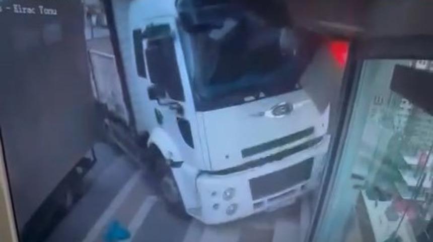 Esenyurt'ta sürücüsü olmayan kamyon gözlükçü dükkanına daldı