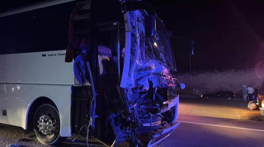 Antalya'da yolcu otobüsünün traktöre çarpması sonucu 5 kişi yaralandı