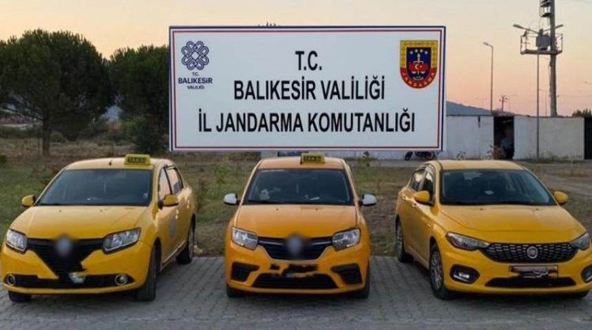Ayvalık’ta taksici kılığındaki göçmen kaçakçıları yakalandı
