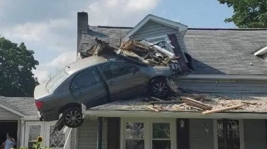 Bir anda kontrolünü kaybetti! İkinci kata çarparak evin içine girdi... Görenler duruma anlam veremedi