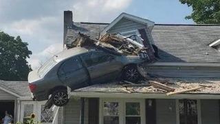 Bir anda kontrolünü kaybetti! İkinci kata çarparak evin içine girdi... Görenler duruma anlam veremedi