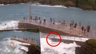 Nefesleri kesen anlar kamerada! Arkadaşlarıyla oyun oynadığı sırada bir anda dalgalara kapıldı