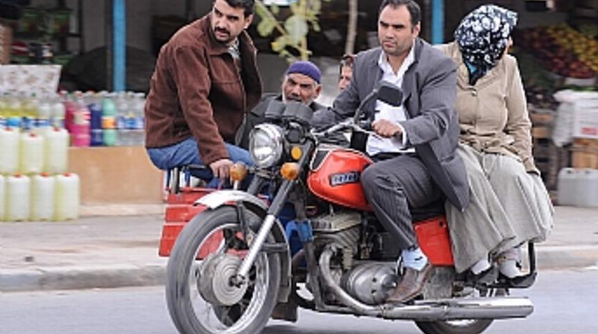 Motosiklet &uuml;zerinde tehlikeli yolculuk