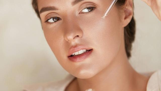 Botoks yaptırmaya gerek yok! Cildi sıkılaştırıp kırışıklıkları yok ediyor! İşte estetiksiz gençleşmenin formülü...