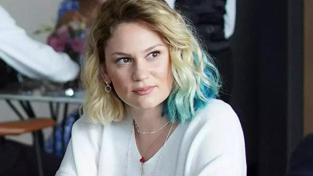 Farah Zeynep Abdullah bikinisiyle sere serpe uzanıp poz verdi! Beğeni yağdı