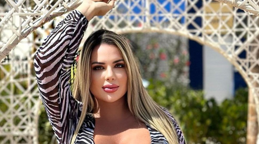 Sosyal medya fenomeni Denise Rocha trafiği birbirine kattı! Bir anda aracından inip üzerini çıkarttı