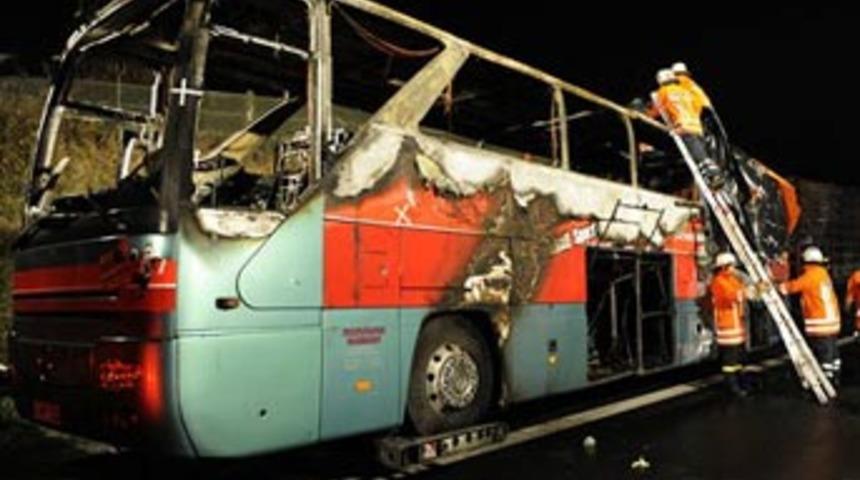 Almanya'da otob&uuml;s alev aldı: 20 &ouml;l&uuml;