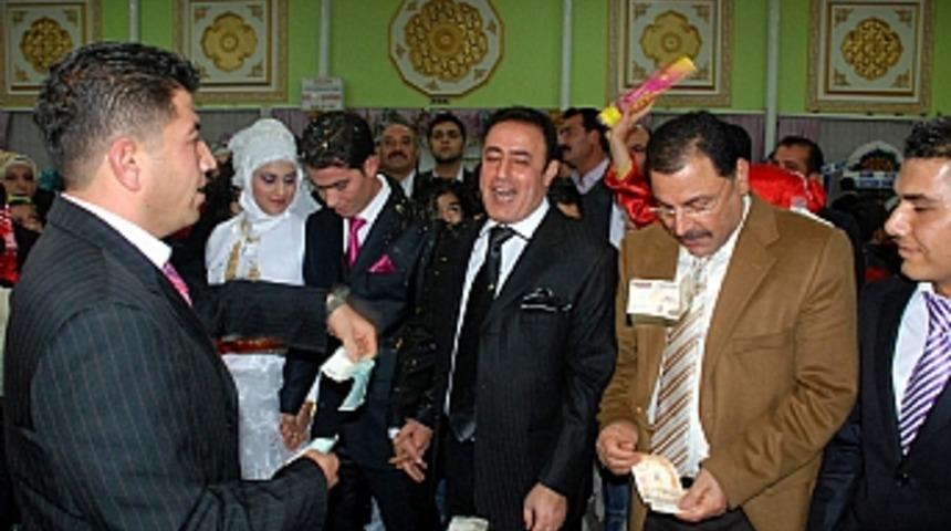 Dolarların havada u&ccedil;uştuğu d&uuml;ğ&uuml;n