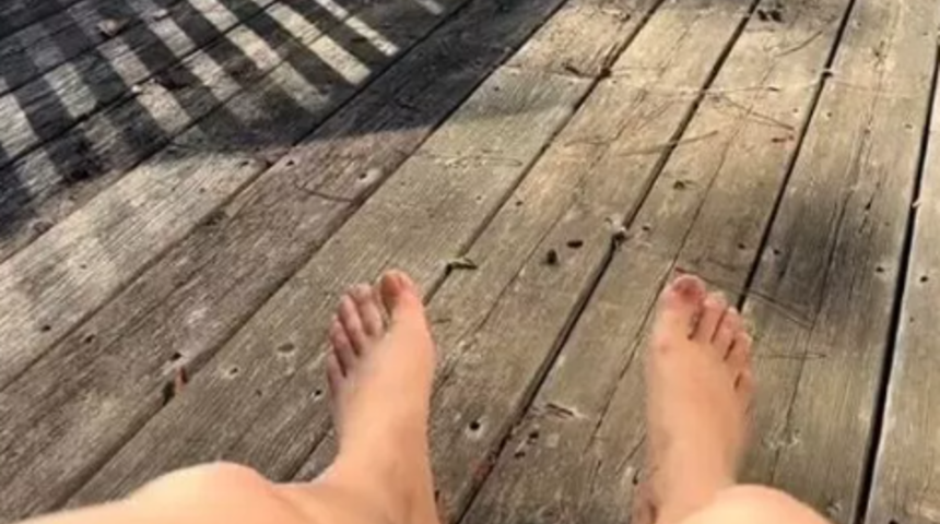 Alışılmadık yöntemi sosyal medyada gündem yarattı! “Günde 10 dakika perinemi çıplak güneşlendiriyorum”