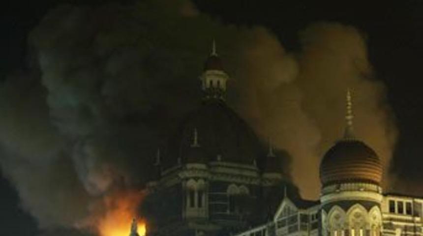 Mumbai'de şiddetli patlamalar