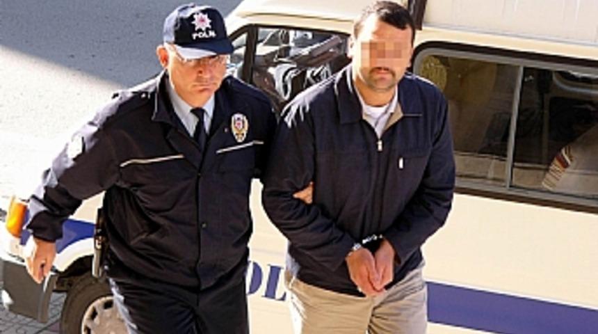 Komşu kızını &ouml;pmek isteyince tutuklandı