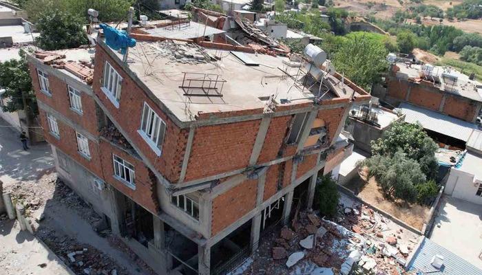 4 katlı binanın 3. katı yok oldu! Depremde bu hale geldi… En üst kat 30 derecelik açıyla döndü ‘Mahalle sakinleri olarak korkuyoruz’