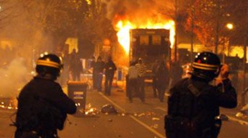 Paris yine alev alev