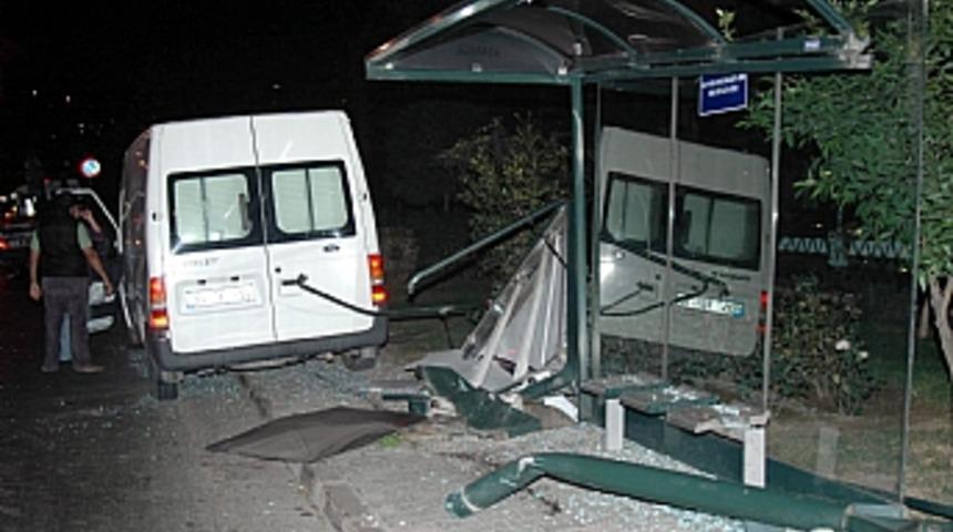 Ara&ccedil; otob&uuml;s durağına girdi