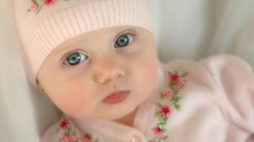 Bebeklerin g&uuml;l&uuml;msemesi anneleri uyuşturuyor