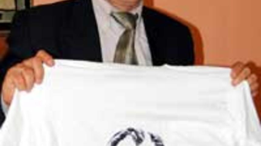 Atat&uuml;rk tiş&ouml;rt&uuml; giydiren &ouml;ğretmene ceza