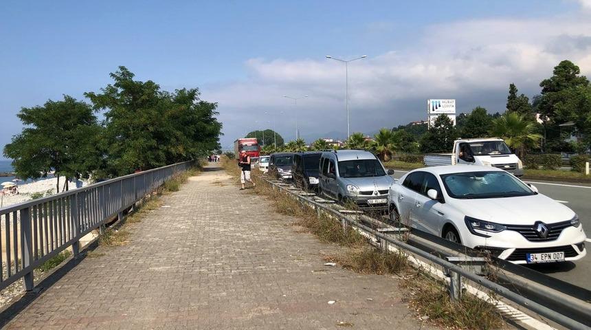Denize girenlerin yol kenarına park ettiği araçlarına kesilen cezalar tepki çekti