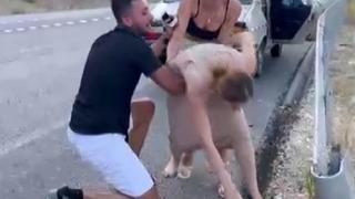 Böyle evlilik teklifi ne görüldü ne duyuldu! Trafik kavgası olarak başladı bir anda diz çöküp evlenme teklifi etti