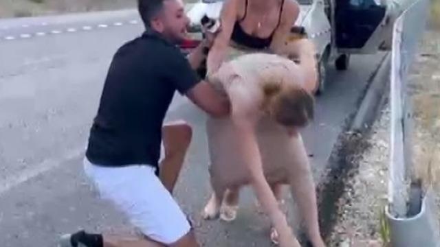 Böyle evlilik teklifi ne görüldü ne duyuldu! Trafik kavgası olarak başladı bir anda diz çöküp evlenme teklifi etti