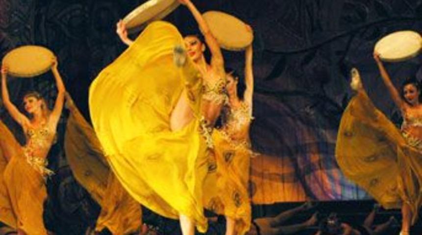 1001 Gece Bale Topluluğu ilk g&ouml;sterisinde b&uuml;y&uuml;ledi