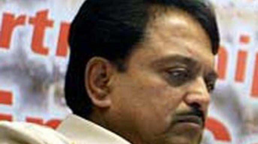 Hindistan'da istifalar s&uuml;r&uuml;yor