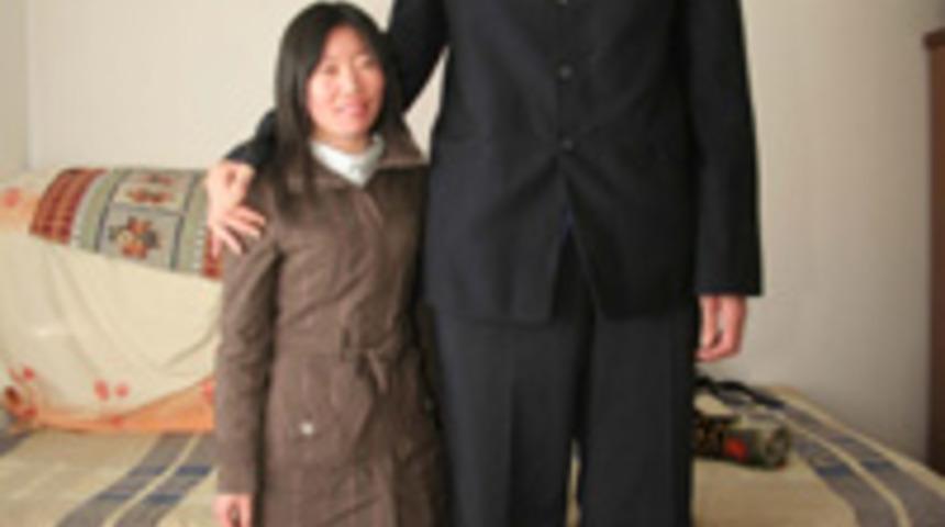 D&uuml;nyanın en uzun boylu adamı evlendi