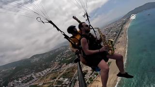 Gökyüzünde muhteşem anlar! Yamaç paraşütü yaparken enstrüman çaldı