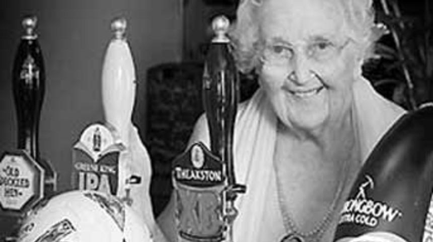 102 yaşında takvim i&ccedil;in &ccedil;ıplak poz verdi