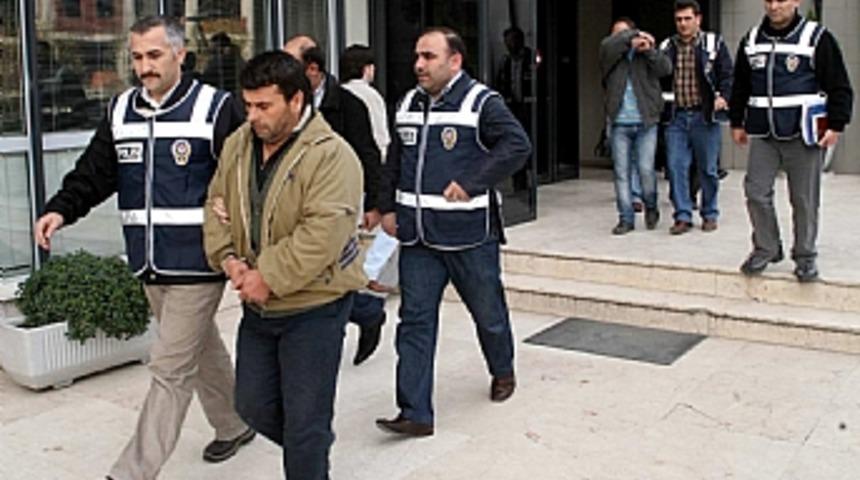 Kumaş y&uuml;kl&uuml; kamyonet &ccedil;alıp aracı ateşe verdi
