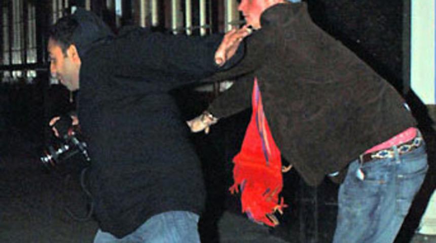 Sarhoş Prens paparazzilere saldırdı