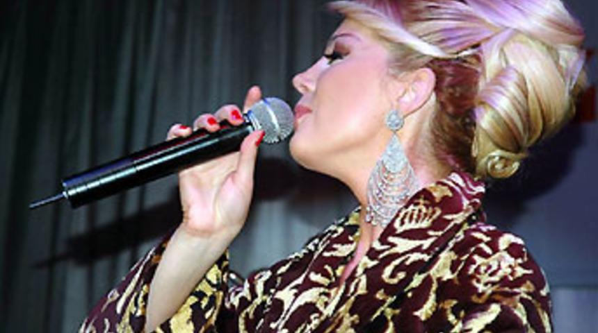 Petek Din&ccedil;&ouml;z'den bornozlu konser