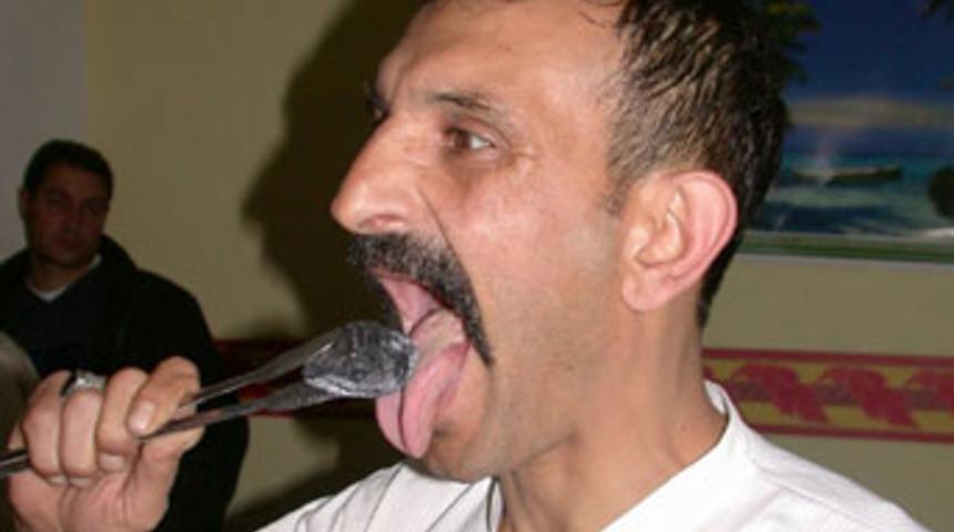 Kafasıyla &ccedil;ivi &ccedil;akıyor