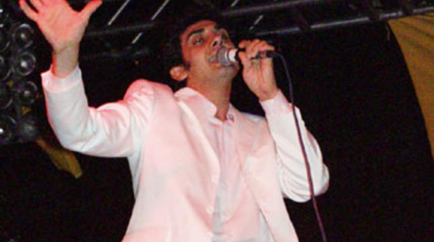 Popstar Bayhan polisten ka&ccedil;tı