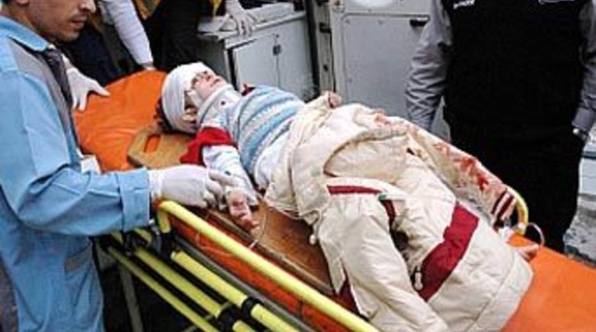 2 yaşındaki oğluyla kamyonetin altında kaldı