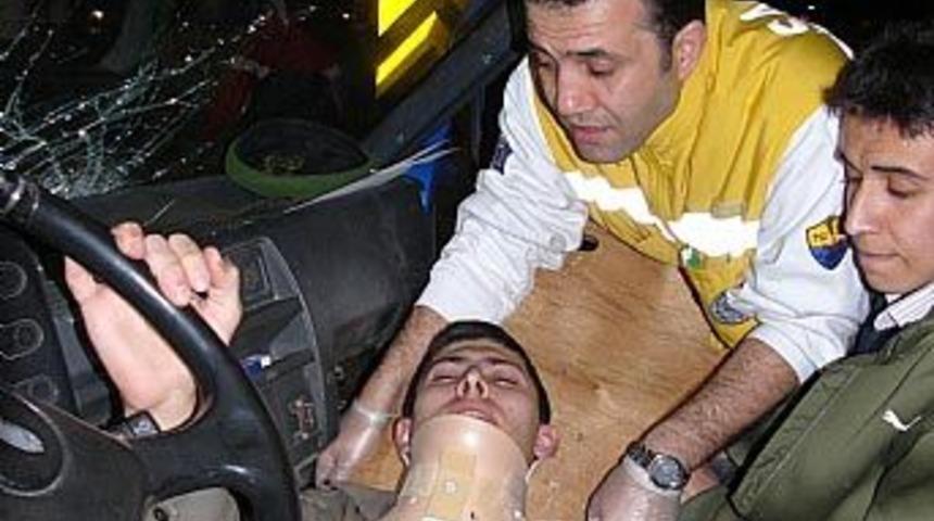 Askeri ara&ccedil; kaza yaptı: 5 asker yaralı