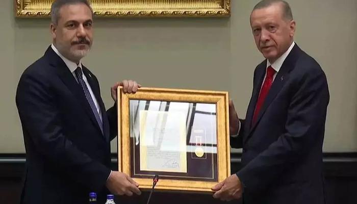 Erdoğan'dan Bakan Fidan'a 'üstün hizmet' madalyası