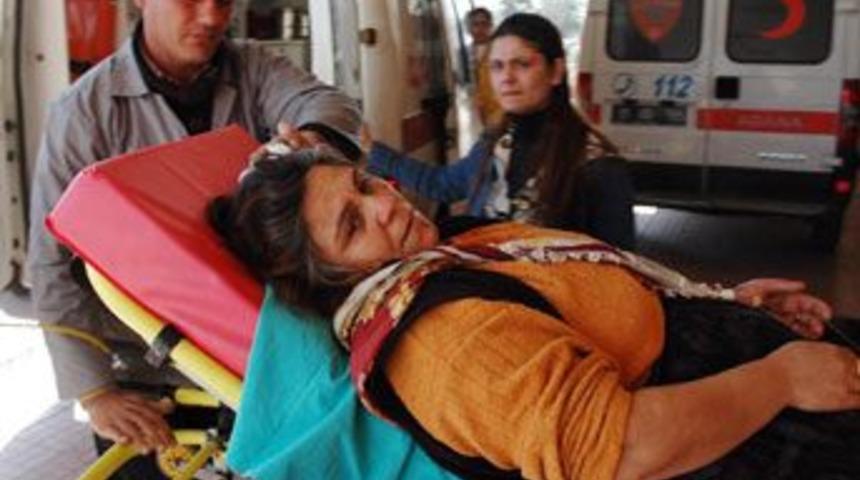 Eşini sopayla d&ouml;vd&uuml;, oğlunu bı&ccedil;akladı