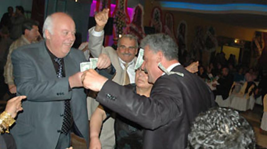 Muhtar d&uuml;ğ&uuml;n&uuml;nde dolarlar havada u&ccedil;uştu