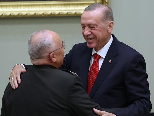 MGK toplantısında duygu dolu anlar! Dayanamayıp Cumhurbaşkanı Erdoğan'a sarıldı