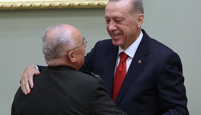 MGK toplantısında duygu dolu anlar! Dayanamayıp Cumhurbaşkanı Erdoğan’a sarıldı