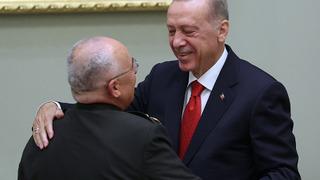 MGK toplantısında duygu dolu anlar! Dayanamayıp Cumhurbaşkanı Erdoğan'a sarıldı