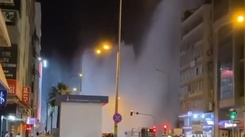 İzmir'de su borusu patladı! Şaşkına çeviren görüntüler... Fışkıran sular metrelerce yükseldi