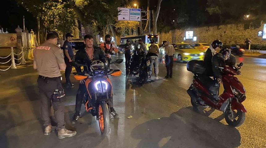 Beşiktaş’ta polisler motosiklet sürücülerine denetim gerçekleştirdi