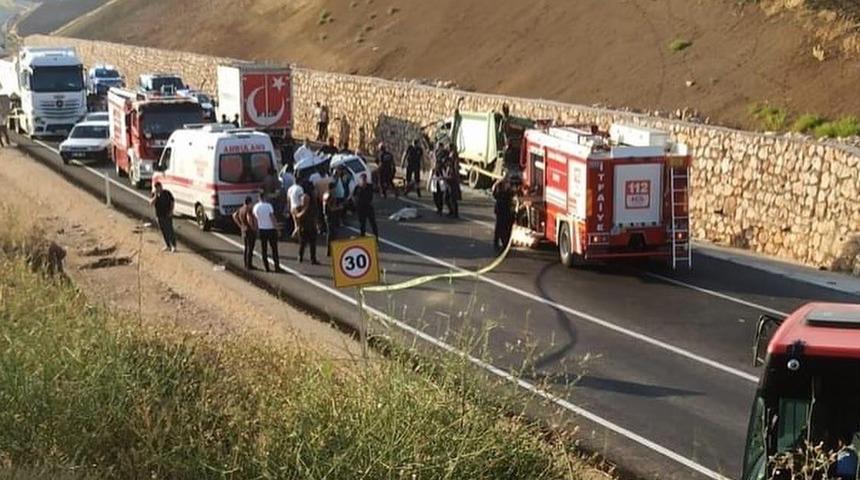 Ankara'da trafik kazası! Çöp kamyonu ile otomobil çarpıştı: 2 ölü, 4 yaralı
