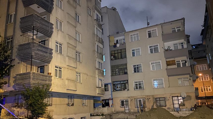 İstanbul'da, bitişiğindeki temel kazısı sırasında hasar alan bina boşaltıldı!