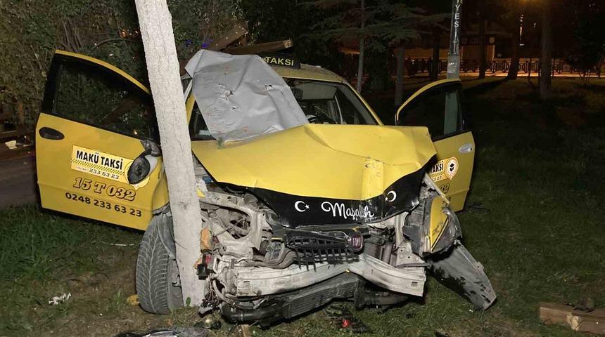 Burdur&rsquo;da polisin "dur" ihtarına uymayan ehliyetsiz ve alkoll&uuml; taksi s&uuml;r&uuml;c&uuml;s&uuml; &ccedil;ay bah&ccedil;esine daldı