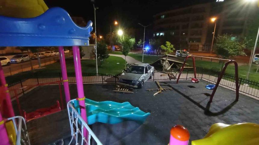 Kontrolden çıkan otomobil parka daldı