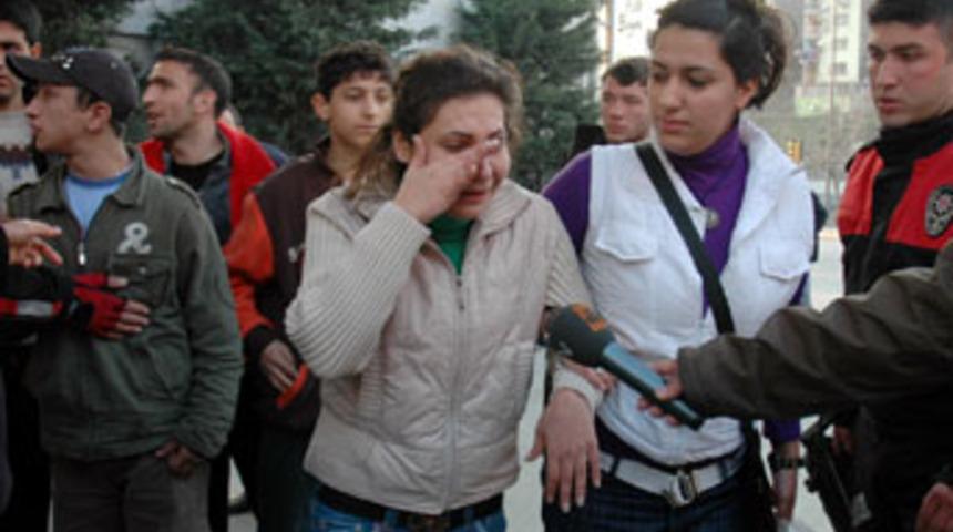 Kapka&ccedil;&ccedil;ının annesinin saldırısına uğradı